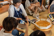 講師や地域の方と交流しながらの体験風景②（画像はイメージ）
